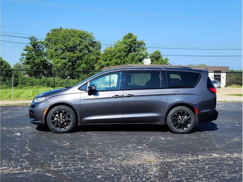 Used 2021 Chrysler Pacifica Touring-L w/ Premium & Safety Sphere Group FWD image 10