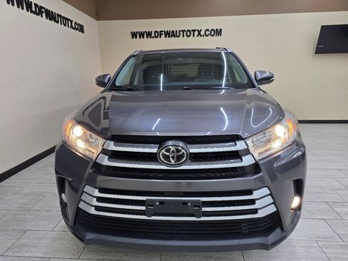 Used 2017 Toyota Highlander SE FWD image 3