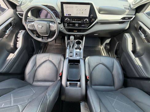 Used 2024 Toyota Highlander Platinum AWD/4WD image 25