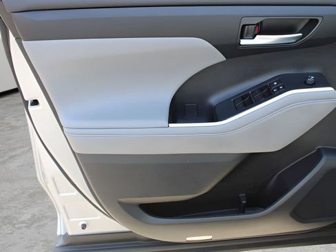 Used 2022 Toyota Highlander XLE image 18