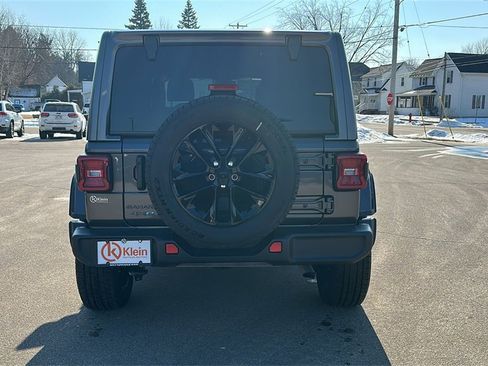 Used 2025 Jeep Wrangler Sahara image 7