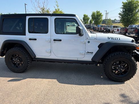 Used 2025 Jeep Wrangler Willys AWD/4WD image 7