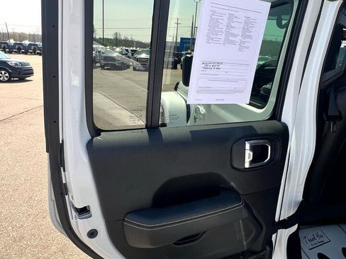 Used 2021 Jeep Wrangler Unlimited Sahara image 12