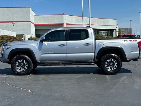 Used 2019 Toyota Tacoma TRD Off-Road AWD/4WD image 9
