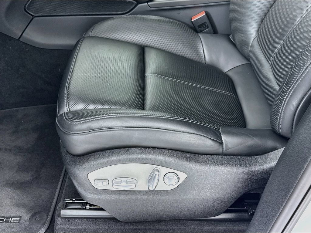 Certified 2025 Porsche Macan AWD/4WD image 13