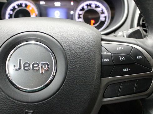 Used 2019 Jeep Cherokee Limited image 25