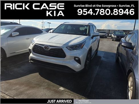 Used 2022 Toyota Highlander XLE AWD/4WD image 1
