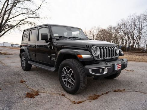 Used 2024 Jeep Wrangler Unlimited Sahara AWD/4WD image 5