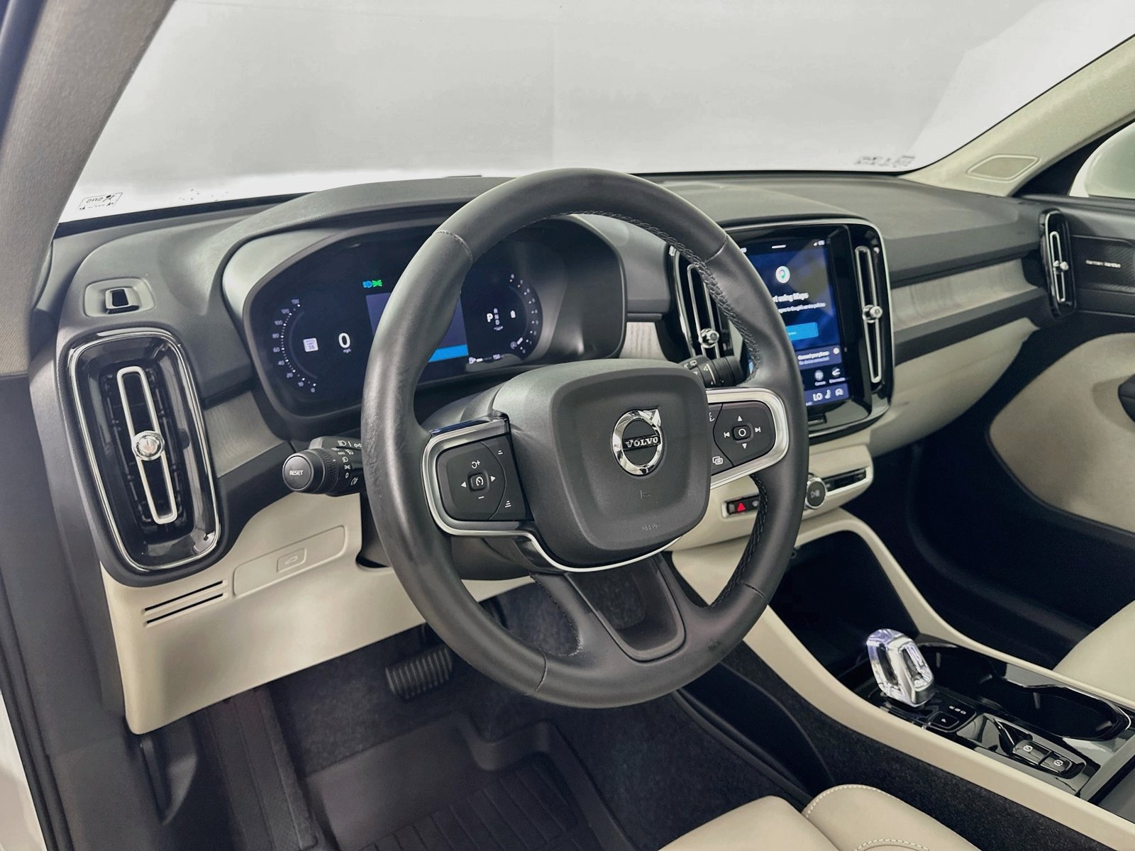 Certified 2025 Volvo XC40 B5 Ultra w/ Protection Package AWD/4WD image 31