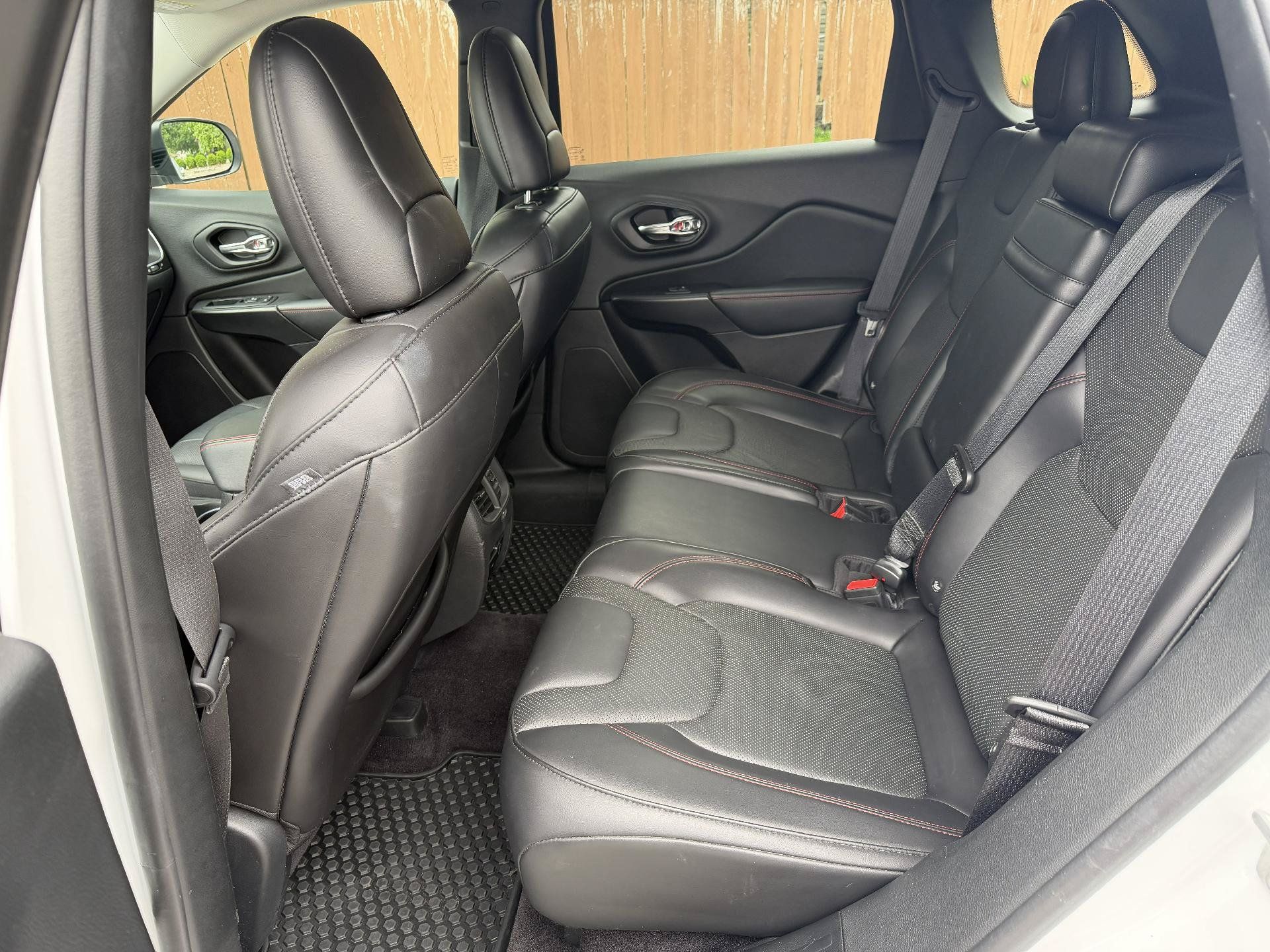Used 2019 Jeep Cherokee Trailhawk AWD/4WD image 17