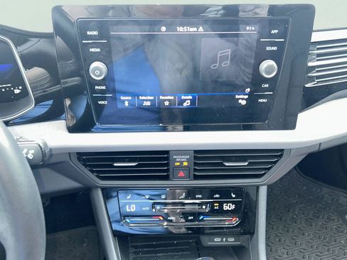 Used 2025 Volkswagen Jetta SE FWD image 8