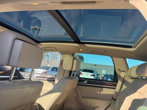 Used 2014 Volkswagen Touareg Sport image 5