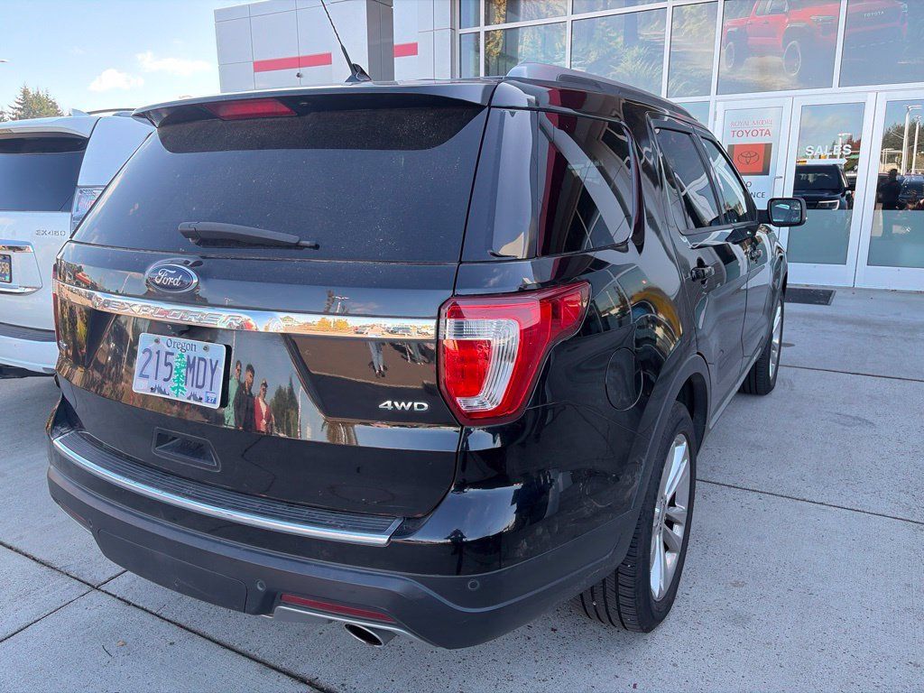 Used 2018 Ford Explorer XLT w/ Equipment Group 202A AWD/4WD image 4