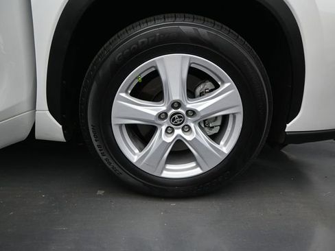 Used 2023 Toyota Highlander LE image 19