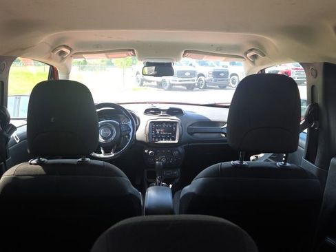 Used 2020 Jeep Renegade Altitude w/ UConnect 8.4 Nav Group FWD image 12