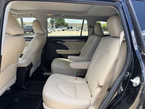 Used 2024 Toyota Highlander Platinum FWD image 28