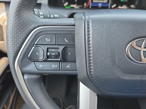 Used 2025 Toyota 4Runner Limited AWD/4WD image 17