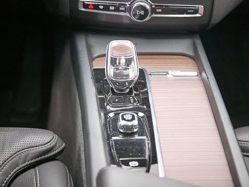 Certified 2023 Volvo XC60 B5 Ultimate w/ Climate Package image 33