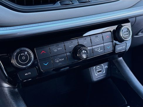 Used 2025 Jeep Compass Limited image 11