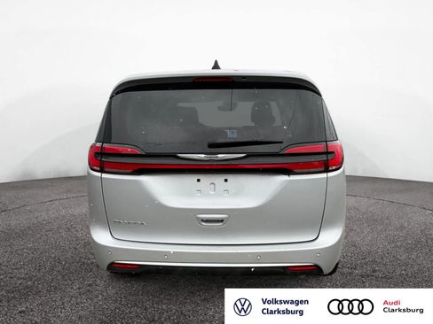 Used 2024 Chrysler Pacifica Touring-L image 4