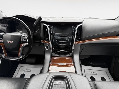 Used 2019 Cadillac Escalade ESV Luxury AWD/4WD image 17