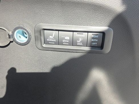 New 2026 Chrysler Pacifica Pinnacle AWD/4WD image 18