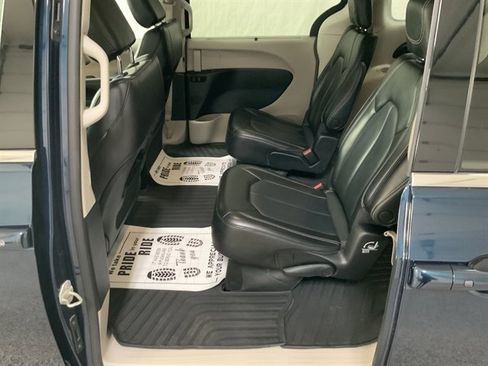 Used 2023 Chrysler Pacifica Touring-L image 18