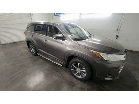 Used 2017 Toyota Highlander XLE FWD image 2