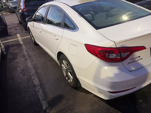 Used 2015 Hyundai Sonata SE w/ Option Group 09 FWD image 3