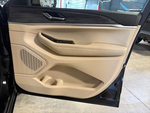 Certified 2025 Jeep Grand Cherokee Limited w/ Luxury Tech Group II image 8