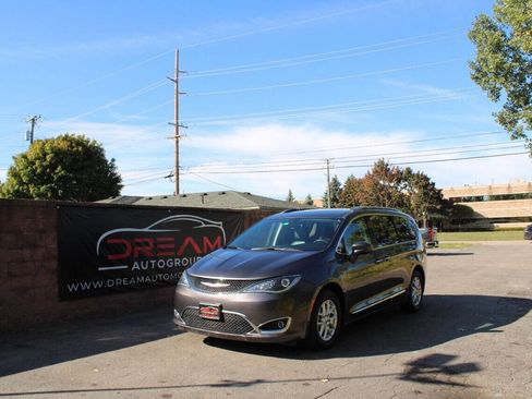 Used 2020 Chrysler Pacifica Touring-L image 1