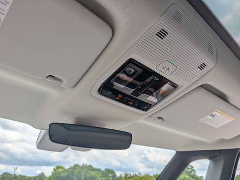 Used 2025 Volkswagen ID. Buzz Pro S Plus RWD image 34