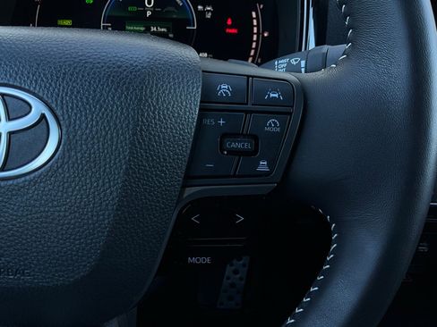 Used 2025 Toyota Camry SE image 34