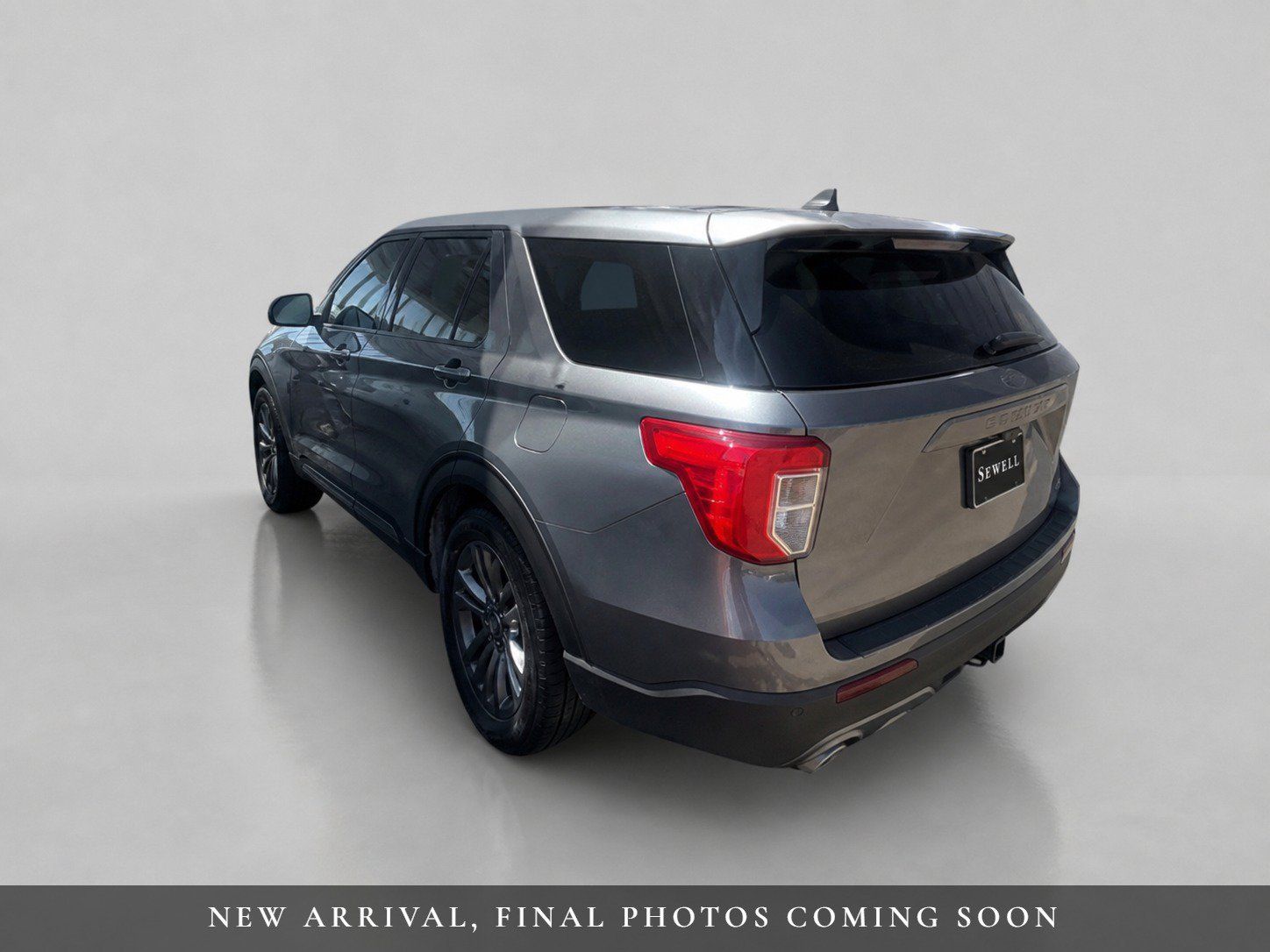 Used 2022 Ford Explorer XLT w/ Equipment Group 202A AWD/4WD image 2