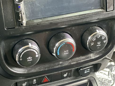 Used 2014 Jeep Patriot Latitude w/ Sun/Sound Group AWD/4WD image 27