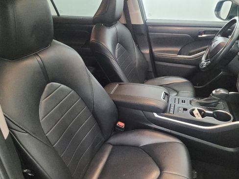 Used 2021 Toyota Highlander XLE image 21