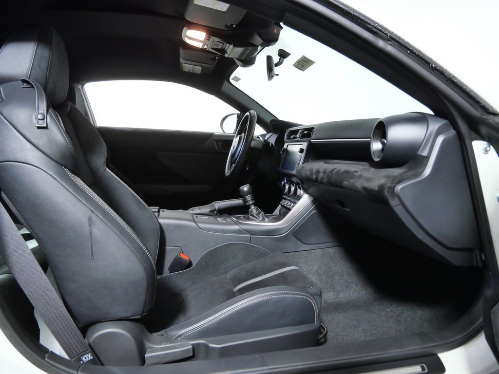 Used 2025 Toyota GR86 Premium w/ ALL Weather Mat Package (TMS) RWD image 8