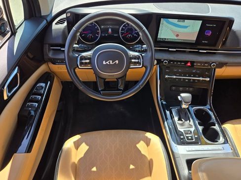 Used 2023 Kia Carnival EX image 12