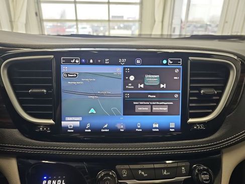 Used 2024 Chrysler Pacifica Limited FWD image 18