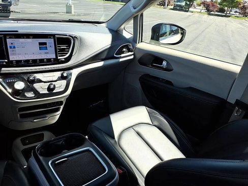 Used 2023 Chrysler Pacifica Touring-L FWD image 24