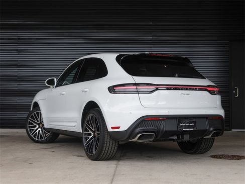Used 2025 Porsche Macan image 3