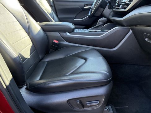 Used 2022 Toyota Highlander XLE image 30