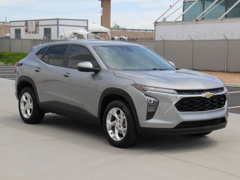 Used 2024 Chevrolet Trax LS w/ LS Convenience Package FWD image 3