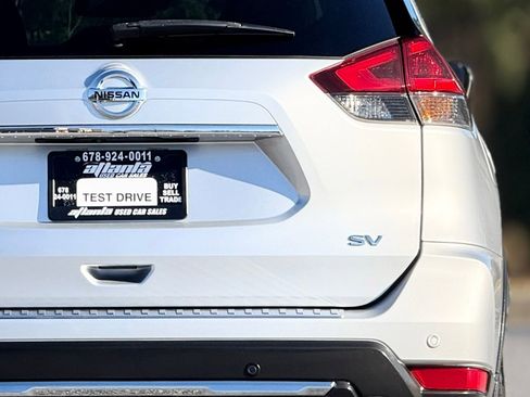 Used 2020 Nissan Rogue SV image 16