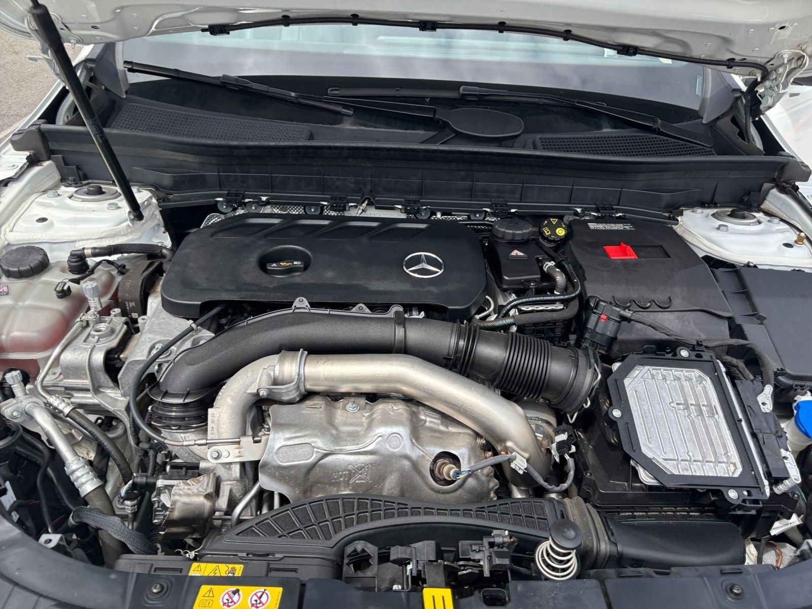 Used 2025 Mercedes-Benz GLB 250 4MATIC image 33