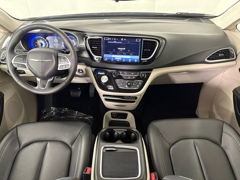 Used 2024 Chrysler Pacifica Touring-L FWD image 34