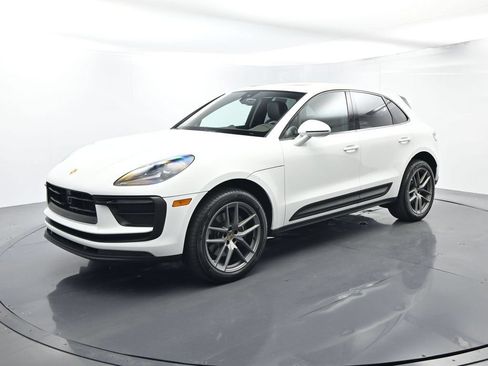 Certified 2025 Porsche Macan AWD/4WD image 1