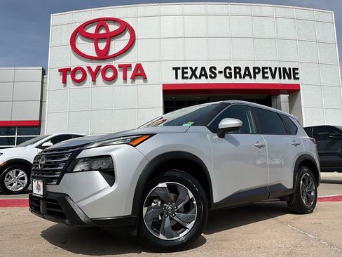 Used 2025 Nissan Rogue SV image 2