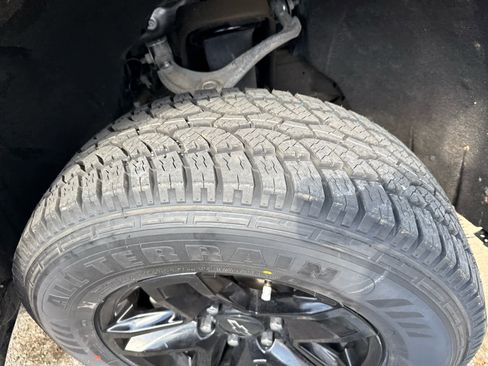 Used 2021 Chevrolet Silverado 1500 LT Trail Boss w/ Convenience Package II image 2