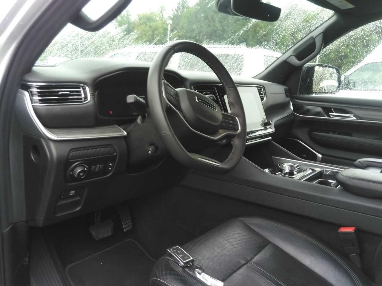 Used 2024 Jeep Wagoneer L Series III w/ Flexible Seating Group AWD/4WD image 5